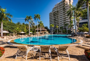 5 outdoor pools, pool umbrellas, sun loungers