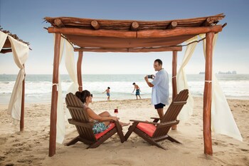 Swim-up bar