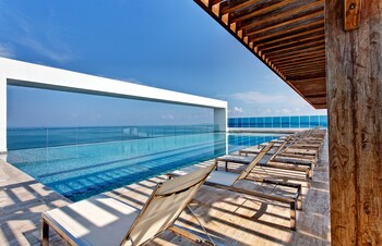 5 outdoor pools, free cabanas, pool umbrellas