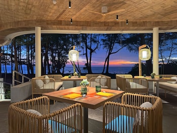 2 restaurants, servant le déjeuner et le dßner; cuisine internationale