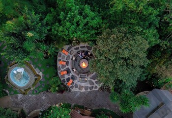 Indoor pool, pool loungers