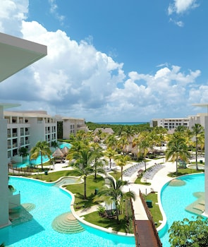 5 piscines a l'aire lliure, para-sols i gandules