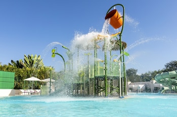 5 piscines extérieures, parasols, chaises longues