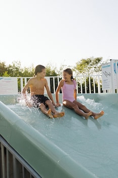 5 outdoor pools, pool umbrellas, sun loungers