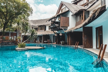 Piscina a l'aire lliure (horari: 08:00-22:00) i gandules