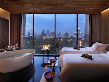 أغطية فراش متميزة وعناصر مجانية داخل الميني بار وخزنة داخل الغرفة