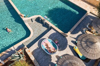 Indoor pool, seasonal outdoor pool, pool umbrellas, sun loungers