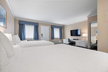 Habitación estándar, 2 camas Queen size (Deluxe 2 Queen Room) | Tabla de planchar con plancha, wifi gratis y ropa de cama