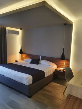 2 bedrooms, in-room safe, iron/ironing board, free WiFi