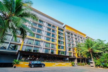 2 hồ bơi ngoài trời, dù/ô trên bãi biển/hồ bơi 
