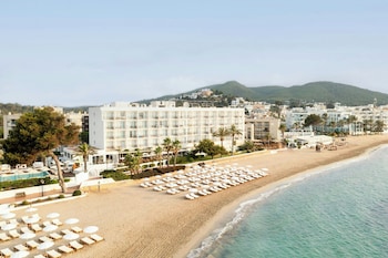 Seasonal outdoor pool, free cabanas, pool umbrellas
