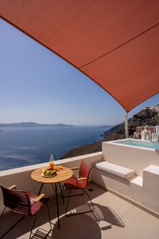 Seasonal outdoor pool, pool umbrellas, sun loungers