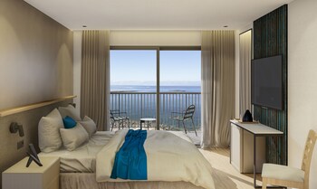 Beach nearby, sun loungers, beach towels