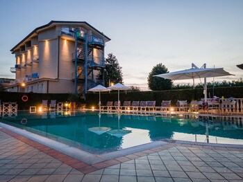 Façade de lâhĂ©bergement â soirĂ©e/nuit