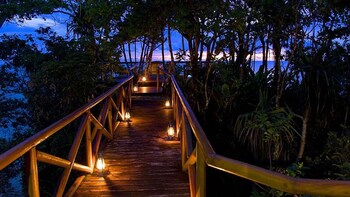 Couples treatment rooms, sauna, hot tub, body treatments, aromatherapy