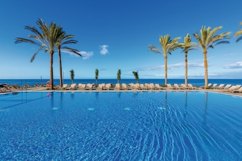 4 albercas al aire libre, sombrillas en la alberca y camastros