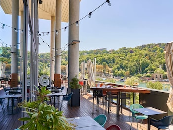 Petit déjeuner buffet (20.00 EUR par personne)