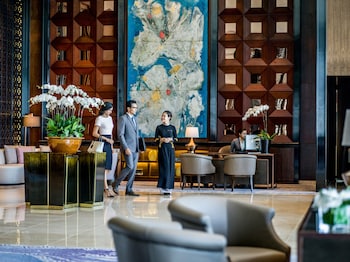 2 bars/lounges, lobby lounge, cocktail bar