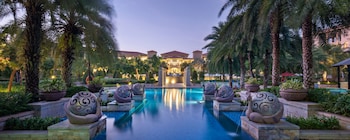 4 albercas al aire libre, sombrillas en la alberca y camastros