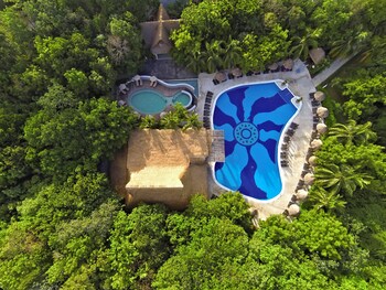A la platja, platja de sorra blanca i cabanes de platja gratuïtes 