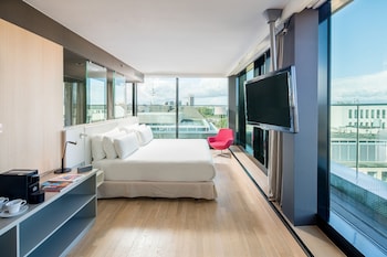 Hypo-allergenic bedding, minibar, in-room safe, desk