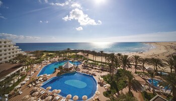 Vista frontal de la propiedad por la tarde o noche