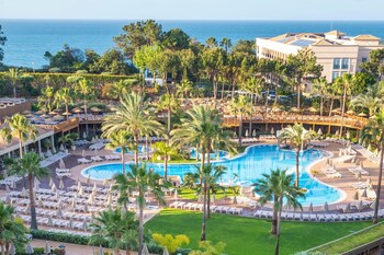 5 bars-salons, bar dans la piscine, bar attenant Ă la piscine