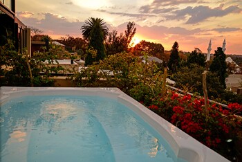 Couples treatment room(s), sauna, hot tub, steam room, body treatments
