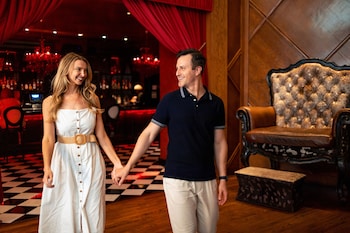 Serves lunch, dinner, and happy hour