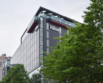 2 间餐厅，供应早餐和晚餐，英国菜