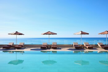 Plage privée, chaises longues, parasols, serviettes de plage