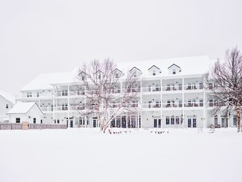 Outdoor pool, pool cabanas (surcharge), pool umbrellas
