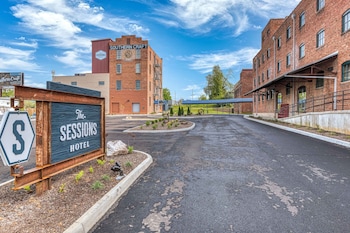 2 bars/lounges, rooftop bar