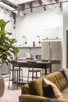 Loft, 1 cama Queen size y sofá cama | Área de sala de estar | Televisión de pantalla plana de 38 pulgadas con canales por cable