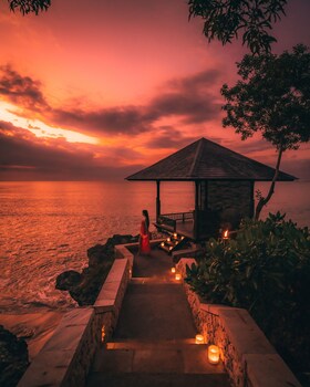 2 restaurants, breakfast, lunch, dinner served; international cuisine