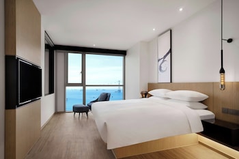 Premium bedding, in-room safe, desk, laptop workspace