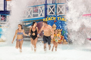 Piscine extérieure, chaises longues, maîtres-nageurs sur place