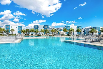 Piscine extérieure, chaises longues, maîtres-nageurs sur place