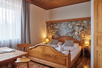 Luxury Studio Suite | Hypo-allergenic bedding available, desk, WiFi (free), bed sheets