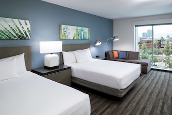 Una piscina al aire libre, sombrillas, sillones reclinables de piscina