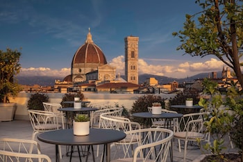 Al fresco dining, open daily