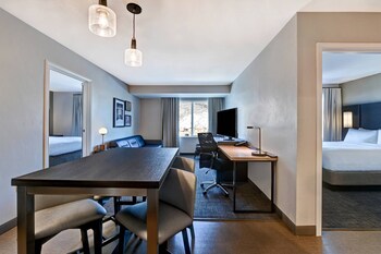 Kolam renang outdoor, dengan kursi berjemur