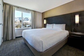 Alberca al aire libre, acceso de 10:00 a 22:00, y camastros