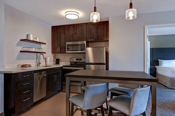 室外游泳池，開放時間為 10:00 至 22:00，提 供日光浴躺椅