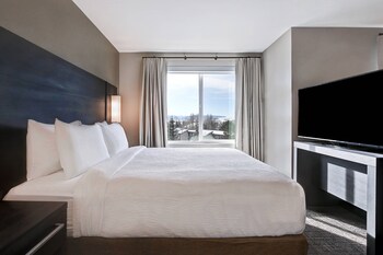 Outdoor pool, open 10:00 AM to 10:00 PM, pool loungers