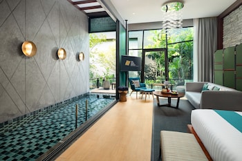 2 albercas al aire libre, sombrillas en la alberca y camastros 