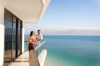 2 outdoor pools, pool loungers