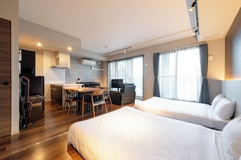 Deluxe Apartment | Private kitchen | Fridge, microwave, stovetop, rice cooker