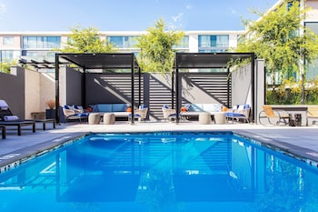 Piscine extérieure, parasols, chaises longues