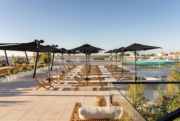Piscine couverte, piscine extérieure, parasols de plage, chaises longues